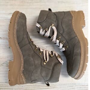 Nautica Galiah women's lace-up boots in olive green size 7.5